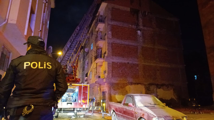 Elazığ’da apartmanın çatısında yangın