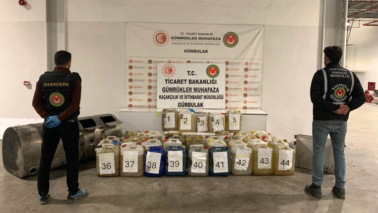 Gürbulak Gümrük Kapısında 721 kilo sıvı metamfetamin ele geçirildi