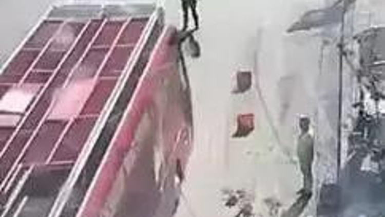 Polisin dur ihtarına uymayan CHP otobüsü şoförünün yurt dışına çıkış yasağı kaldırıldı Polisin dur ihtarına uymayan CHP otobüsü şoförünün yurt dışına çıkış yasağı kaldırıldı