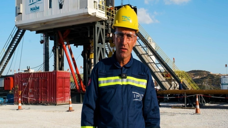 Bakan Bayraktar hikayesini paylaştı: Ağabeyinin şehit olduğu Gabarda petrol sahasında çalışmaya başladı