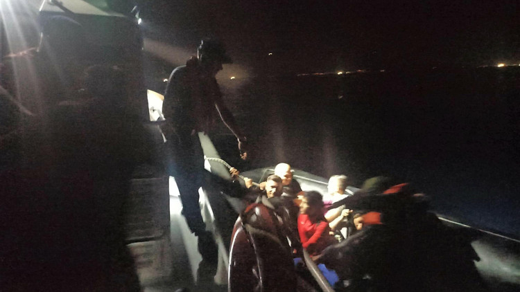 Kuşadası açıklarında 25 kaçak göçmen yakalandı