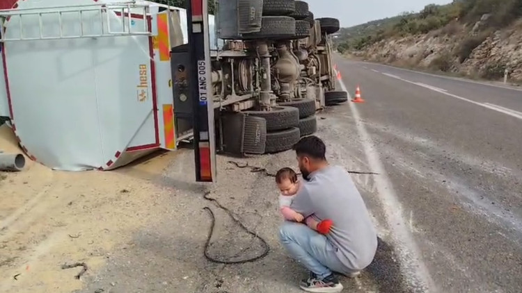 Devrilen kamyon, sıkmacıya ramak kala durdu
