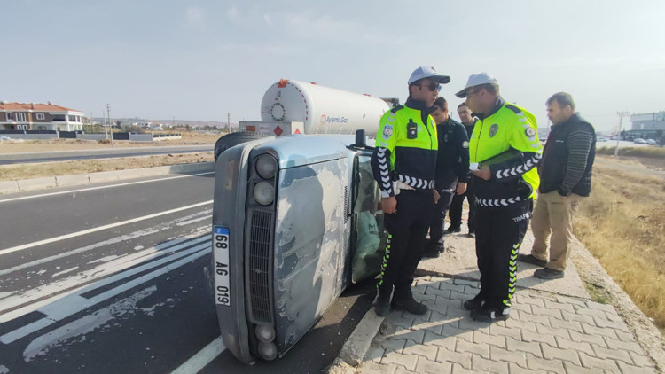 Otomobil TIR’a yandan çarptı: 3 yaralı Otomobil TIR’a yandan çarptı: 3 yaralı