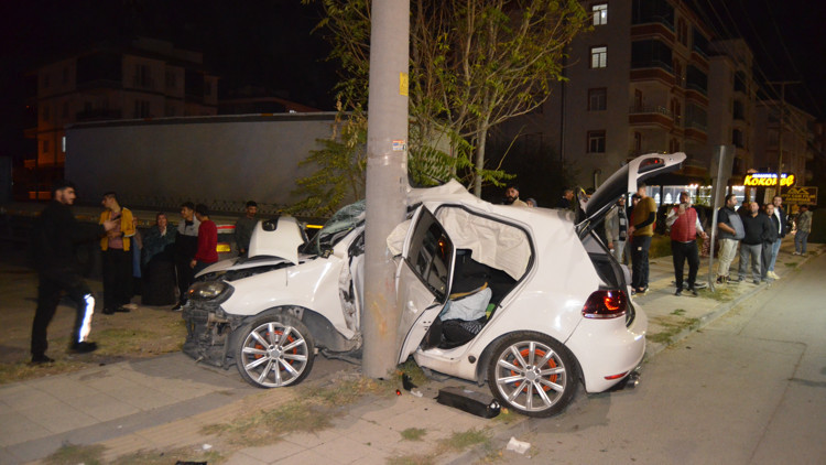 Otomobil elektrik direğine çarptı; 2 yaralı