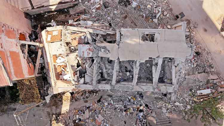 Gebze’de bina zeminden dolayı çökmüş