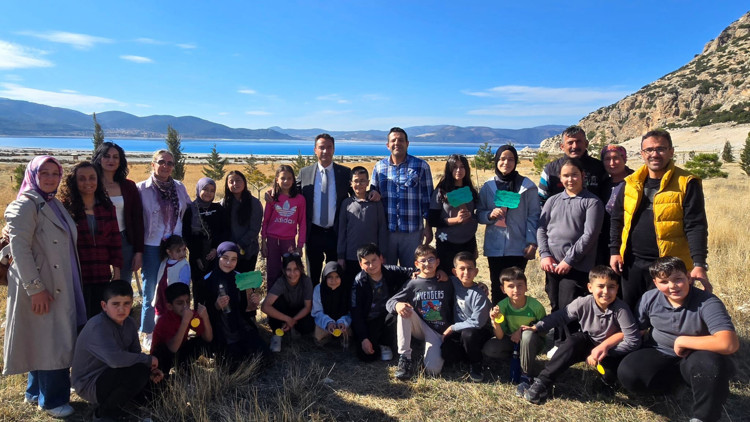 Salda Gölü kıyısına fidan dikildi