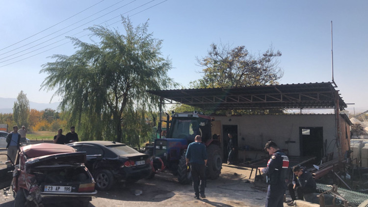 Elazığ’da kamyonla çarpışan otomobilin sürücüsü öldü
