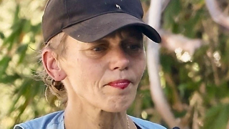 Tam yıldız olmuştu kendini sokakta buldu... Gözünde canlandı koskoca mazi... Çöpten bulduğu rujla süslendi