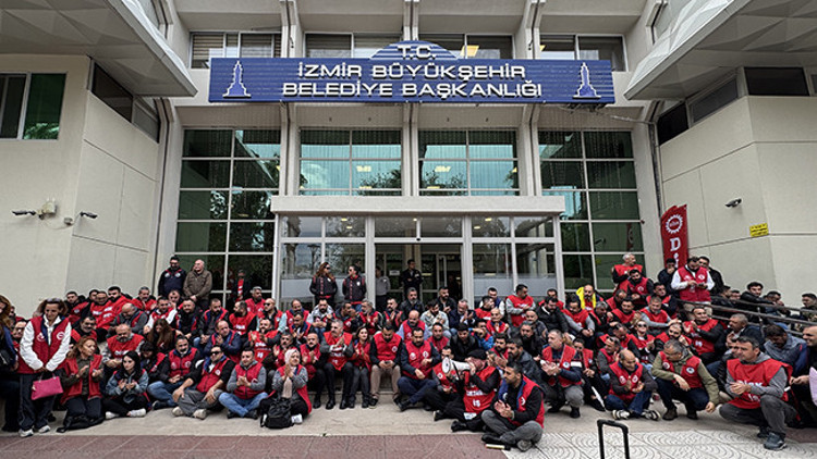 Sosyal haklarını alamayan İzmir Büyükşehir Belediyesi işçileri oturma eylemi başlattı