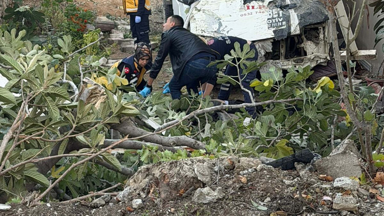 Denizlide kamyonet evin bahçesine uçtu; 1 ölü, 3 yaralı