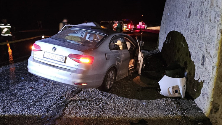 Sivasta otomobiller çarpıştı: 1 ölü, 2 yaralı