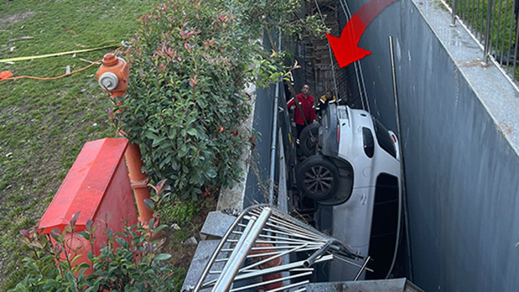 Bahçelievlerde otomobil araçlara çarptı: 5 metre yükseklikten boşluğa düştü