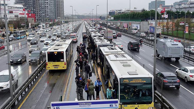 İBBden metrobüsler için güzergah kararı: 15 Temmuz Şehitler Köprüsü kapatıldığında FSM kullanılacak İBBden metrobüsler için güzergah kararı: 15 Temmuz Şehitler Köprüsü kapatıldığında FSM kullanılacak