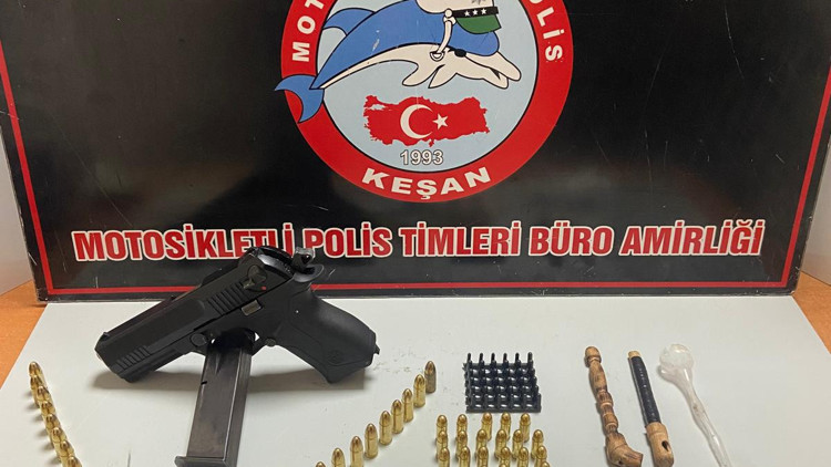 Edirne’de araçta ruhsatsız tabanca, mermi ve uyuşturucu ele geçirildi Edirne’de araçta ruhsatsız tabanca, mermi ve uyuşturucu ele geçirildi