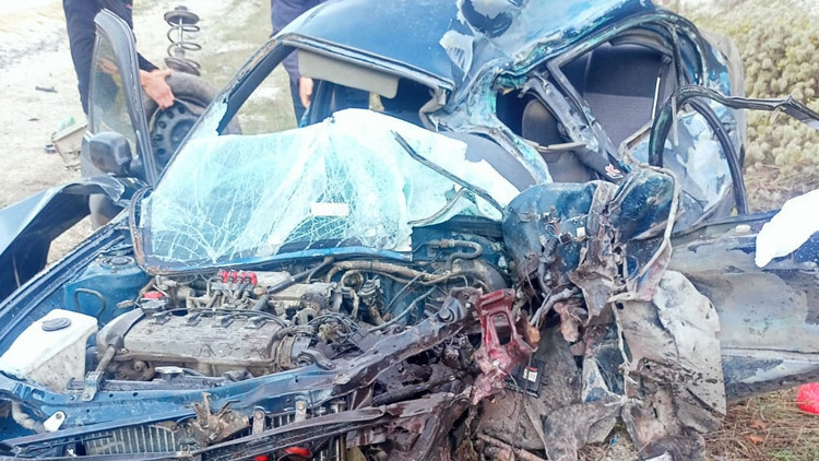 Kamyon ile çarpışan otomobil hurdaya döndü, sürücüsü hayatını kaybetti Kamyon ile çarpışan otomobil hurdaya döndü, sürücüsü hayatını kaybetti