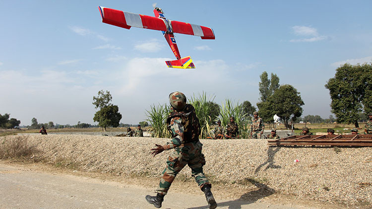 Hindistanda eğitim uçağı düştü