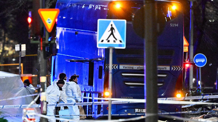 Son dakika... Stockholm’de otobüs durağına çarpan otobüs: Ölü ve yaralılar var
