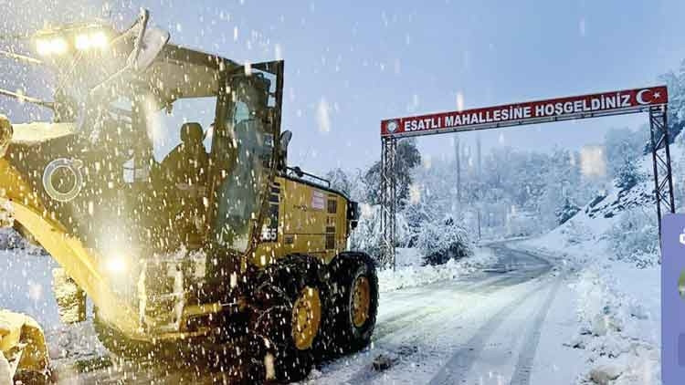 Yollar kapandı araçlar birbirine girdi
