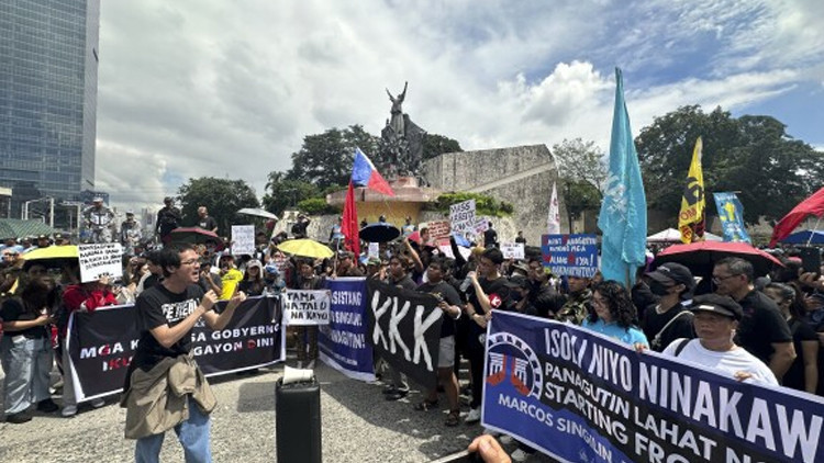 Filipinlerde yolsuzluk skandalı on binleri sokağa döktü Filipinlerde yolsuzluk skandalı on binleri sokağa döktü