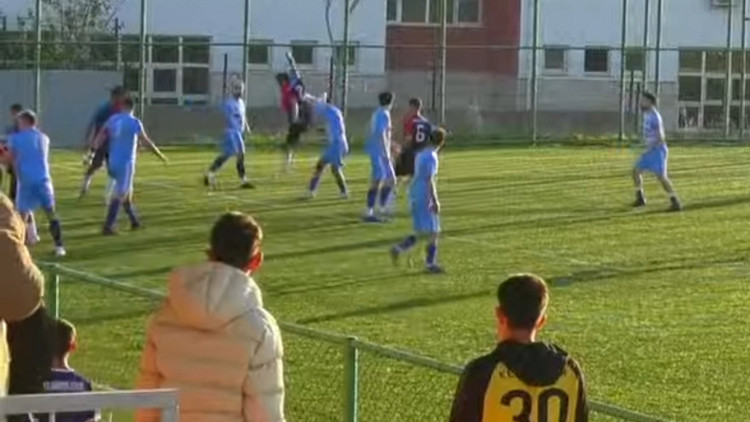 Futbolcular arasında arbede çıktı; maç tatil edildi