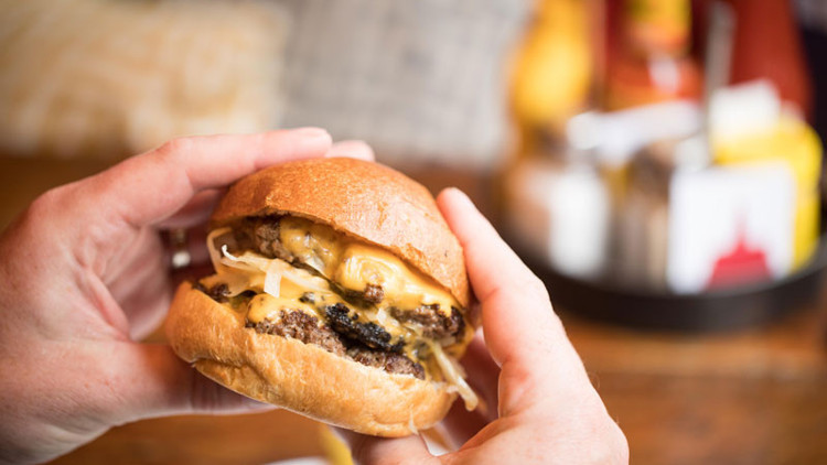 Hamburger yedikten saatler sonra vefat etti Bu şekilde ölen ilk kişi olarak tarihe geçti