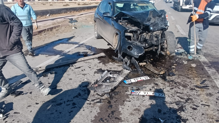 Aksaray’da 2 otomobil çarpıştı: 2 yaralı