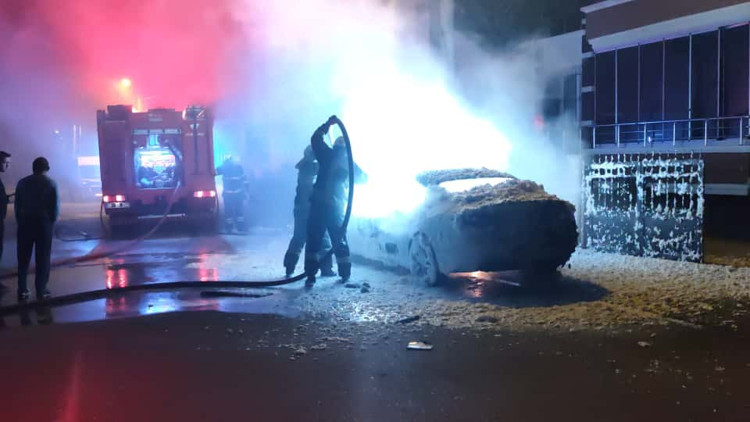 Park halindeki otomobil yandı