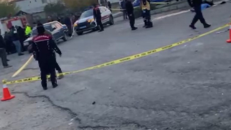 Traktörle çarpışarak savrulan otomobilin ezdiği yaya öldü; sürücüler yaralandı