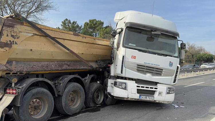 İki araç kafa kafaya çarpıştı: Bölgeye ekipler sevk edildi