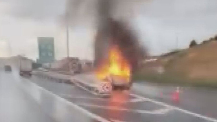 Otoyolda hafif ticari araç alevlere teslim oldu