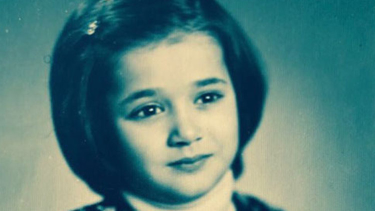 Erenköy Kız Lisesinin yıldız öğrencisiydi... Aradan yıllar geçti, yaş aldı ama bakışları hiç değişmedi... Hoş geldin yeni yaşım