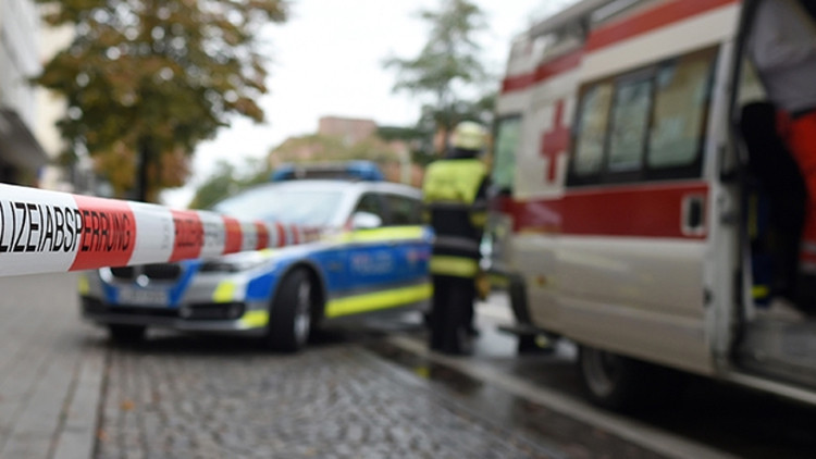 Bonnda otomobil bisiklete çarptı: Türk bisikletlinin yaşam mücadelesi sürüyor Bonnda otomobil bisiklete çarptı: Türk bisikletlinin yaşam mücadelesi sürüyor