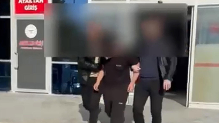 Canlı yayında skandal Kuranı ve Türk bayrağını yakmaya çalıştı Canlı yayında skandal Kuranı ve Türk bayrağını yakmaya çalıştı