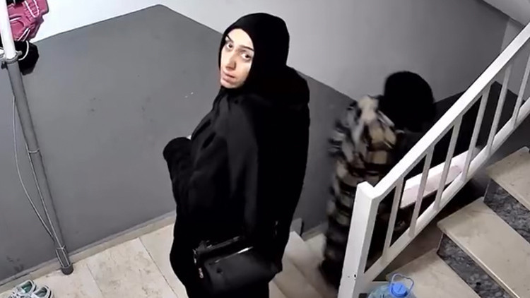 Ev sahibi kameradan seslendi Neye uğradıklarını şaşırdılar, apar topar kaçtılar