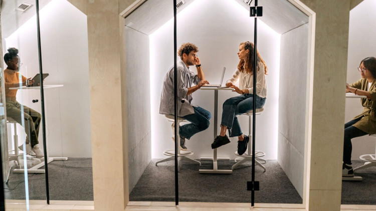 Bu yeni mikrofon ‘görerek’ duyuyor