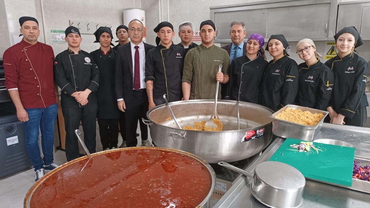 Meslek lisesinin kazanları, ihtiyaç sahibi öğrenciler için kaynıyor