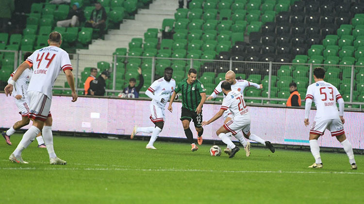 Sakaryaspor ile Ümraniyespor yenişemedi