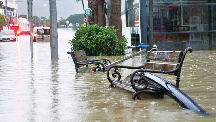 İzmir’i, Antalya’yı, Balıkesir’i, Çanakkale’yi sağanak vurdu İzmir’i, Antalya’yı, Balıkesir’i, Çanakkale’yi sağanak vurdu