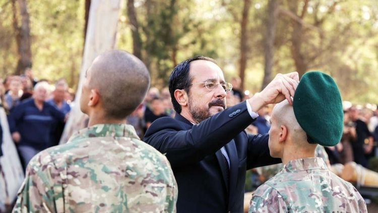 Yeşil berelerini Hristodulidis taktı… Rum komandolardan hadsiz sloganlar