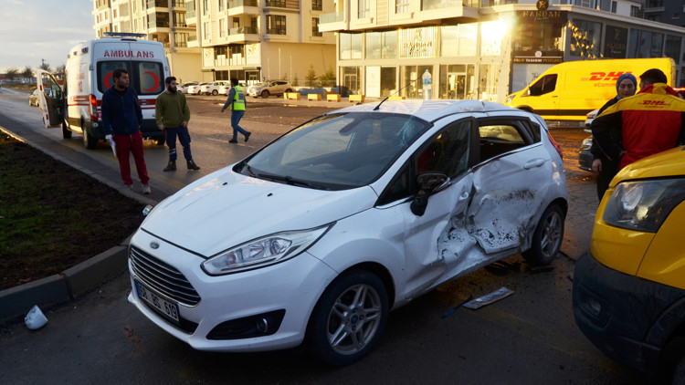 Aksaray’da minibüs ile otomobil çarpıştı; 3 yaralı Aksaray’da minibüs ile otomobil çarpıştı; 3 yaralı