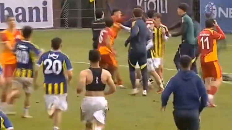 Galatasaraylı futbolcudan Fenerbahçeli rakibine yumruk U19 maçında skandal görüntü