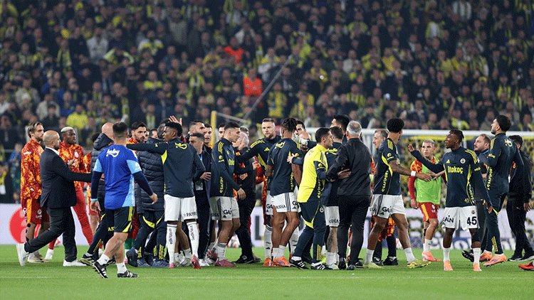 Fenerbahçe-Galatasaray maçı başlamadan kavga çıktı İlk düdük öncesi gerginlik