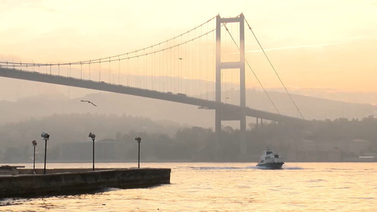 İstanbulda boğaz trafiğine sis engeli