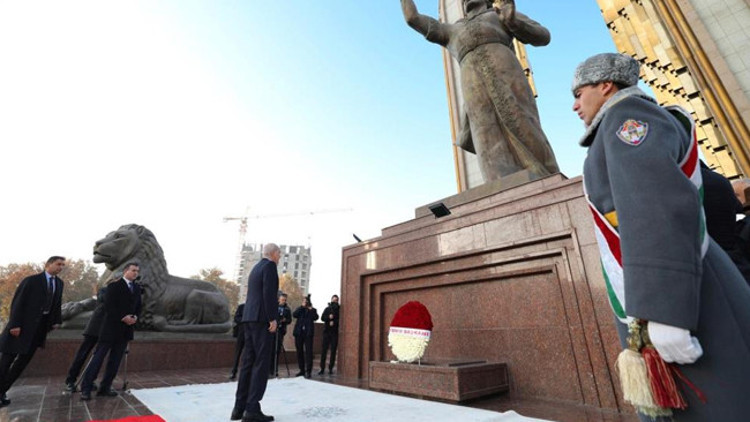 TBMM Başkanı Kurtulmuş, Duşanbedeki İsmail Somoni Anıtına çelenk bıraktı