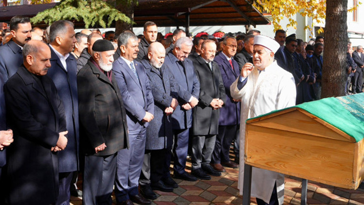 İçişleri Bakan Yardımcısı Mehmet Aktaşın acı günü: Annesini son yolculuğuna uğurladı