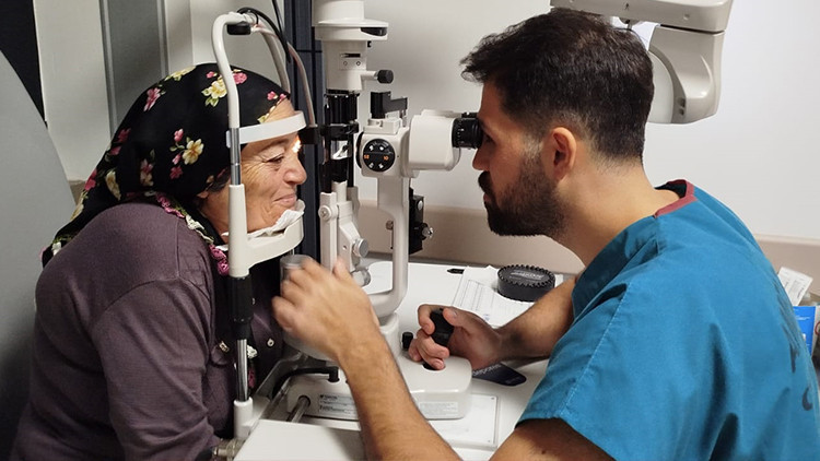 25 yaşından beri bu günü bekliyordu: 80 yaşında ışığa kavuştu 25 yaşından beri bu günü bekliyordu: 80 yaşında ışığa kavuştu