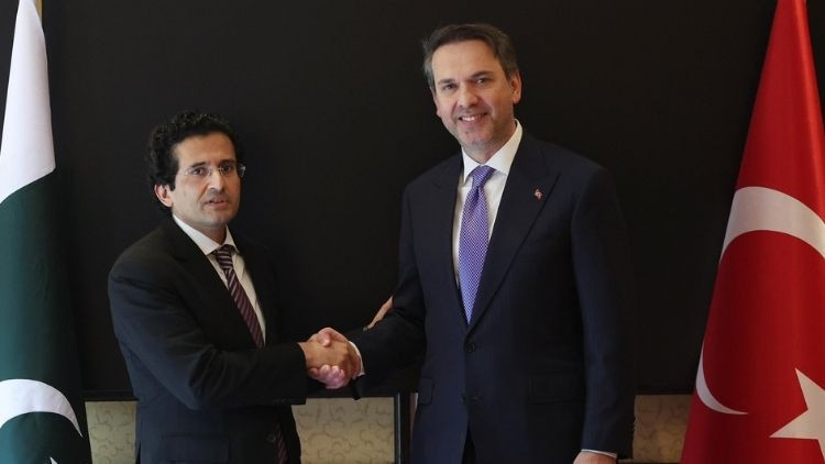 Bakan Bayraktar, Pakistan Petrol Bakanı Malik ile görüştü