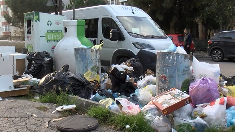 İstanbuldaki ilçe belediyesinde işçiler iş bıraktı, sokaklarda çöp yığını oluştu