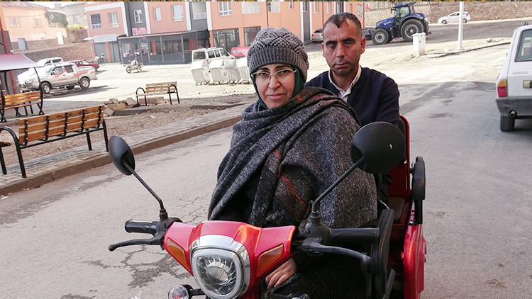 Genç kadının zorlukları aşan fedakarlığı Görme engelli eşini her gün işe götürüp getiriyor