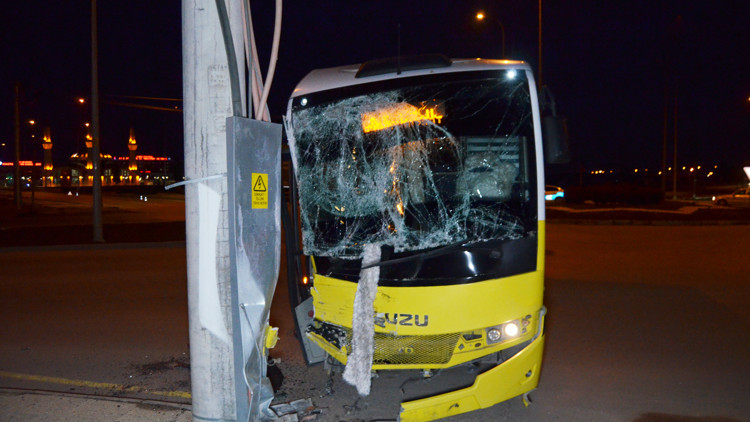 Kırmızı ışık ihlali yapan TIR, halk otobüsüne çarptı: 2 yaralı